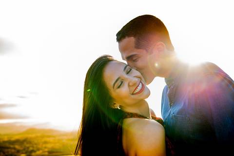 sol de fim de tarde com noivos'