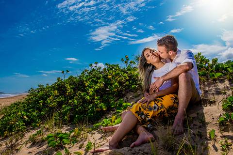 na praia com noiva e noivo'