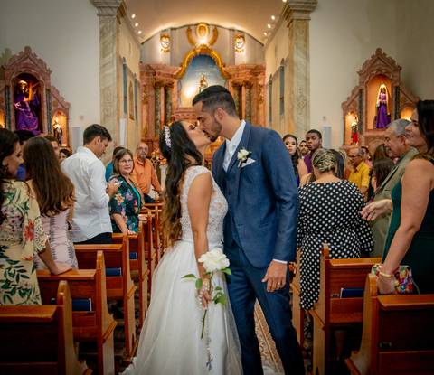 o primeiro beijo dos noivos'