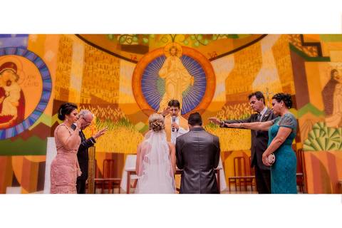 os pais abençoam os noivos na igreja'