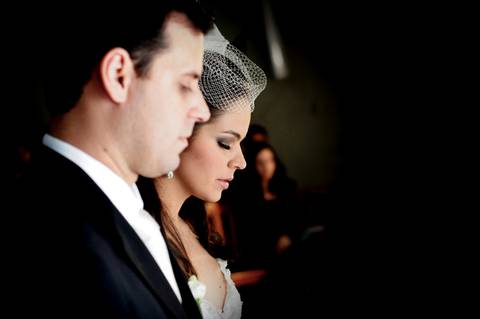 emoção dos noivos no altar'