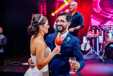 noivos dançando na pista'