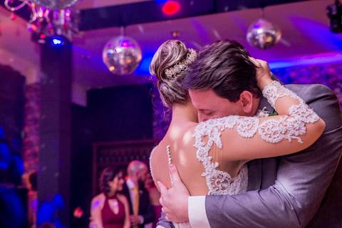 a valsa dos noivos com emoção'