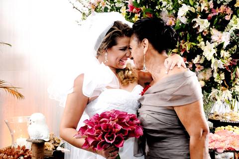 fotojornalismo no casamento, foto posada com a mãe da noiva'