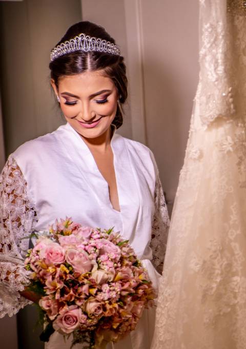 noiva e seu vestido no making of'