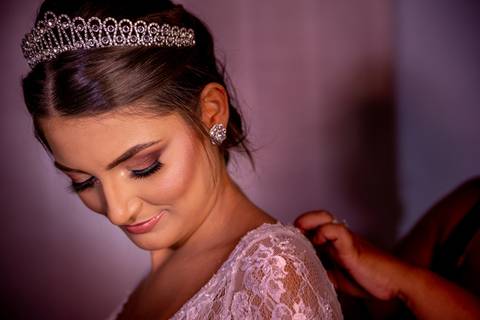 fechando o vestido da noiva'