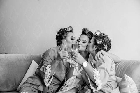 noiva e madrinhas no making of'