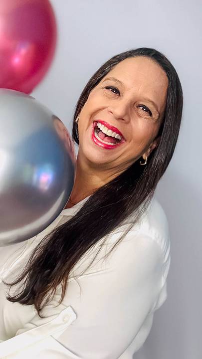 Fotografia artística feminina com luz natural e direção sensível em Campinas'