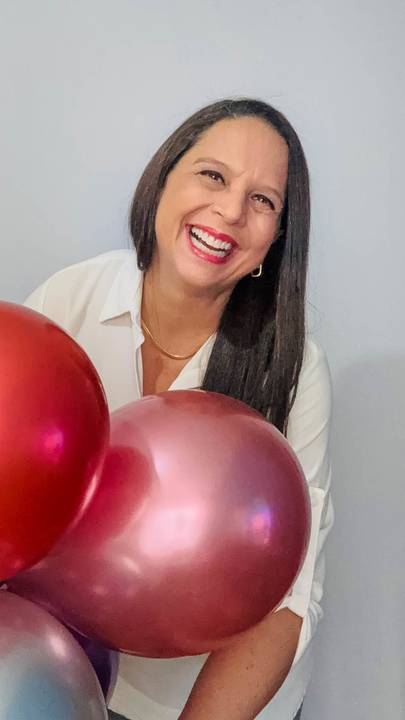 Ensaio de aniversário feminino com estética fine art e retrato elegante'