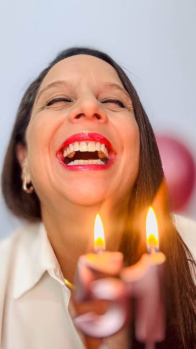 Fotografia feminina autoral com estética editorial em ensaio de aniversário feminino'
