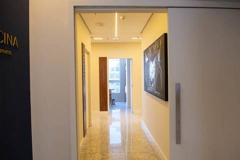 Corredor de Acesso aos Consultórios - Fotografia de Arquitetura Médica em Campinas'