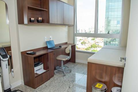 Consultório Médico com Iluminação Natural e Vista em Campinas'