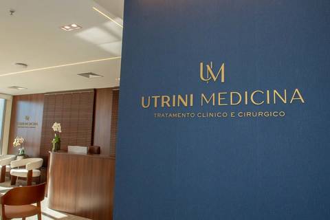 Logotipo em parede na  entrada da Recepção Utrini Medicina - Fotografia de Branding Médico em Campinas'