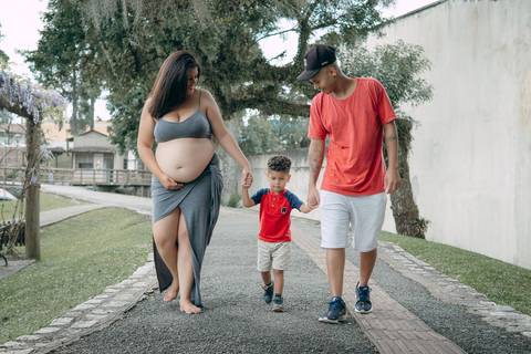 Gestante caminhando com Filho e marido no Parque das Aguas em Piraquara Paraná'