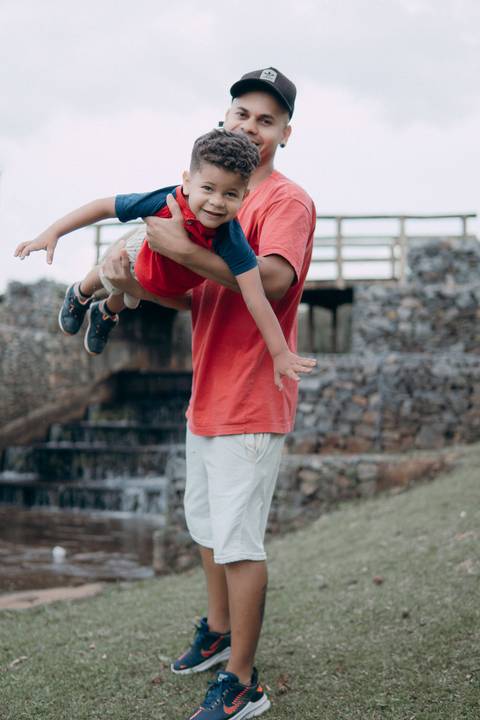 Ensaio Infantil no Parque das Águas em Piraquara Paraná - Pai Brincando com filho no parque'