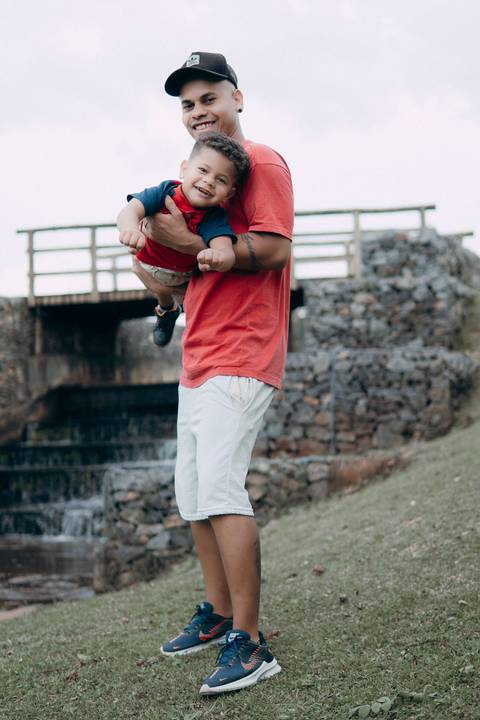 Ensaio Infantil no Parque das Águas em Piraquara Paraná - Pai Brincando com filho no parque'