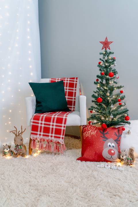 Cenário de Natal com poltrona aconchegante, arvore de natal e enfeites. em Piraquara e Curitiba Paraná'