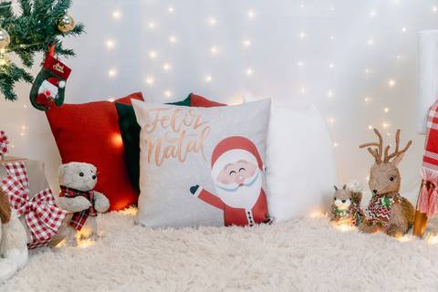 Cenário de Natal com almofadas, arvore de natal e enfeites. em Piraquara e Curitiba Paraná'