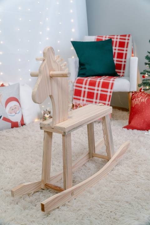 Cenário de Natal com almofadas, urso de pelúcia, arvore de natal, enfeites e cavalinho de madeira. Em Piraquara e Curitiba Paraná'