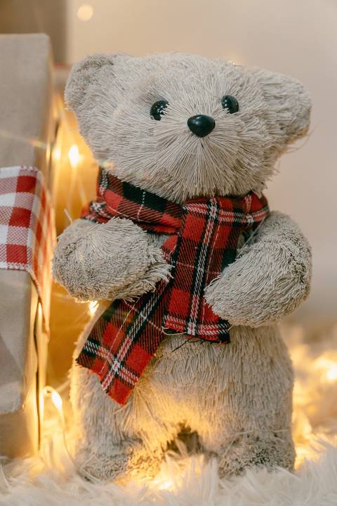 Ursinho de palha, enfeite natalino com luzes de pisca pisca. Em Piraquara e Curitiba Paraná'