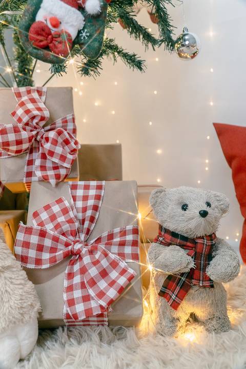 Cenário de Natal com almofadas, urso de pelúcia, arvore de natal, caixas de presente e enfeites. Em Piraquara e Curitiba Paraná'