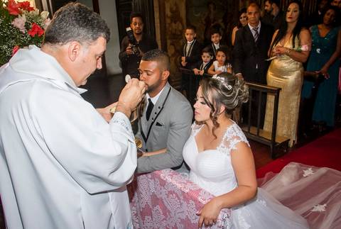 Momento da hóstia, Nivaldo e Gabrielle no altar Basílica Nossa Senhora do Pilar Ouro Preto Minas Gerais'