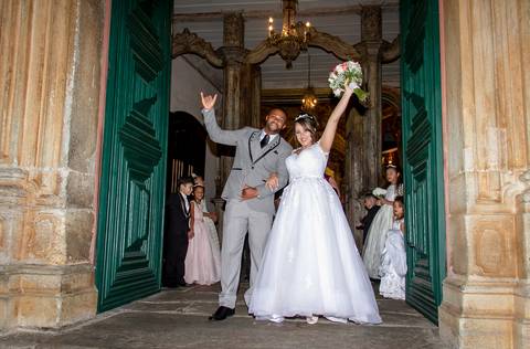 Saída Nivaldo e Gabrielle da Basílica Nossa Senhora do Pilar Ouro Preto Minas Gerais'