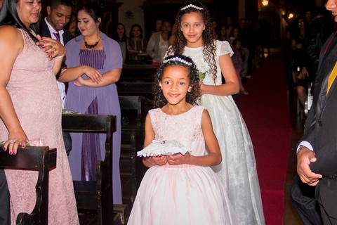 filhas levando alianças para os pais no altar da Basílica de Nossa senhora do Pilar Ouro Preto Minas Gerais'