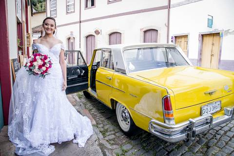  noiva Aline Ouro Preto, Minas Gerais, entrando no carro Ford Willys'
