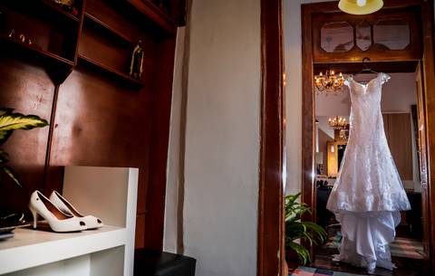 Make noiva, Vestido de Casamento dependurado emoldurando com sapato ao lado, StudioMake Salão ouro preto Minas Gerais'