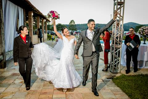 Chegada dos noivos Aline e Douglas na Recepção no Sítio do Basílio em Amarantina'