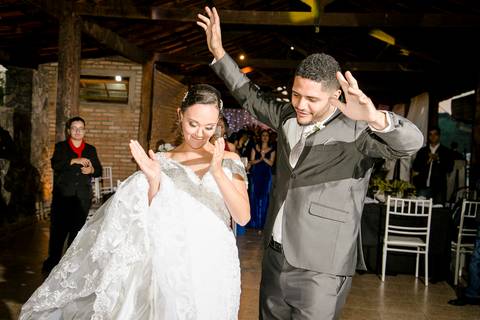 Noivos Aline e Douglas dançando na  sua recepção no Sítio do Basílio em Amarantina, Ouro Preto MG'