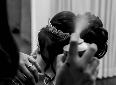 Make Casamento de Bruna e Kennedy  produzido pela Carol Junqueira, ouro preto Minas gerais,, detalhe do spray no cabelo da noiva'