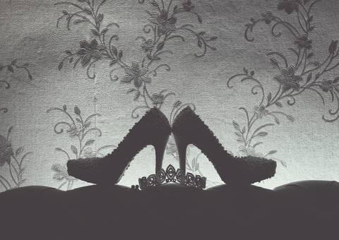 Make Casamento de Bruna e Kennedy produzido por Carol Junqueira, ouro preto Minas gerais, sapato e coroa em  preto e branco'