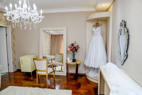 Make Casamento de Bruna e Kennedy Carol Junqueira, ouro preto Minas gerais, mostrando detalhes da sala e vestido'
