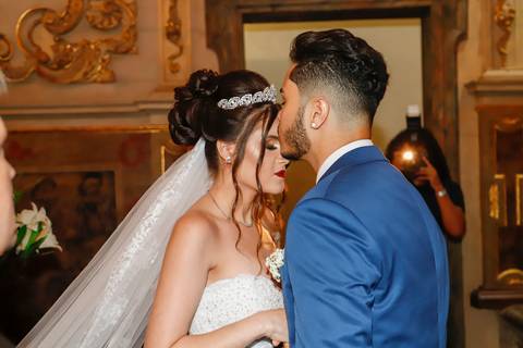 Casamento Bruna e Kennedy, igreja de Santa Efigênia em Ouro Preto, noivo recebe a noiva com beijo'