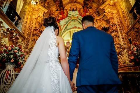 Casamento Bruna e Kennedy, igreja de Santa Efigênia em Ouro Preto, noivos de frente para o altar'