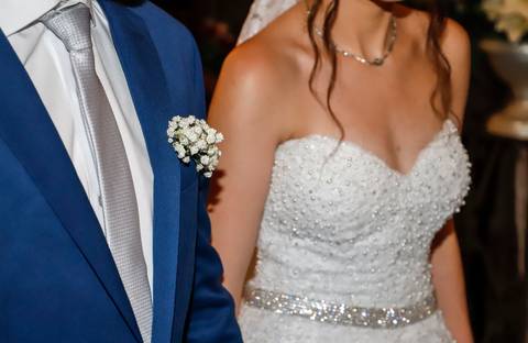 Casamento Bruna e Kennedy, igreja de Santa Efigênia em Ouro Preto, Detalhes do terno e vestido'