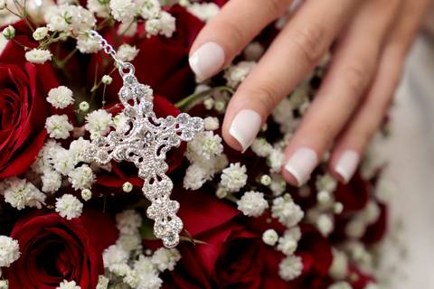 Bouquet  e crucifixo nas mãos da noiva Camila, Ouro Preto Minas gerais'