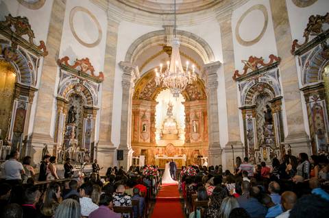 foto panorâmica da Igreja do Rosário com os noivos Camila e Roberto em Ouro Preto Minas gerais '