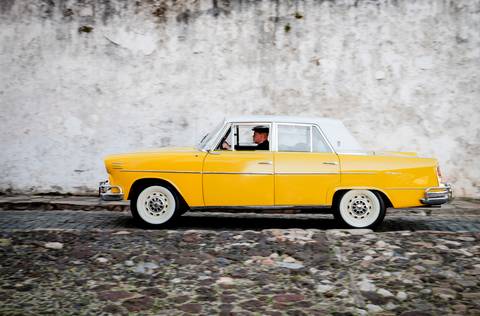 Noiva chegando com carro ford Willys amarelo, pai da noiva e noiiva Camila'