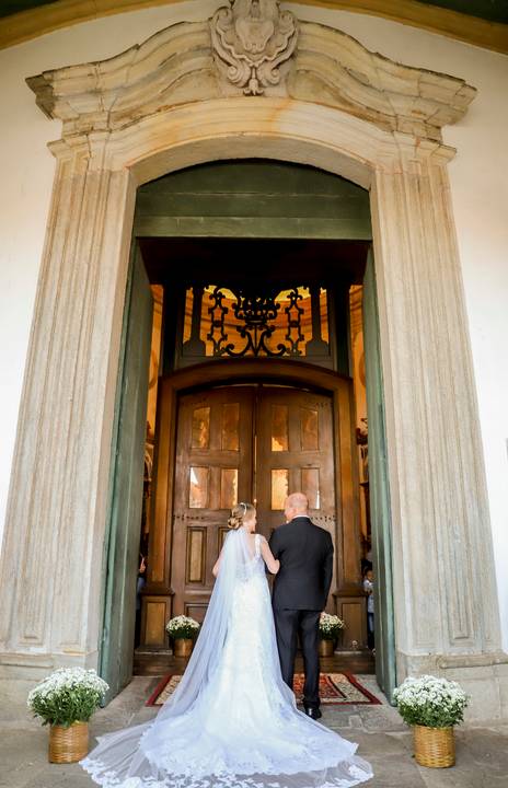 Noiva e seu pai entrando na igreja do rosário em ouro preto minas gerais para se casar'