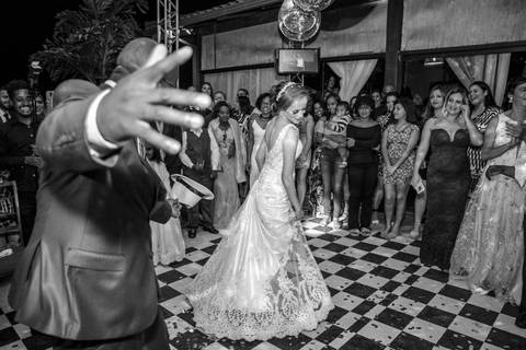 fotografia da cerimônia dos noivos Camila e Roberto na Igreja do Rosário com os noivos Camila e Roberto em Ouro Preto Minas Gerais Mesa de bolo de casamento, noivos com seus padrinhos de casamento'