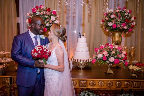 fotografia da cerimônia dos noivos Camila e Roberto na Igreja do Rosário com os noivos Camila e Roberto em Ouro Preto Minas Gerais Mesa de bolo de casamento, noivos na mesa de bolo'