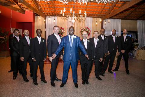 fotografia da cerimônia dos noivos Camila e Roberto na Igreja do Rosário com os noivos Camila e Roberto em Ouro Preto Minas Gerais Mesa de bolo de casamento, noivos com seus padrinhos de casamento'