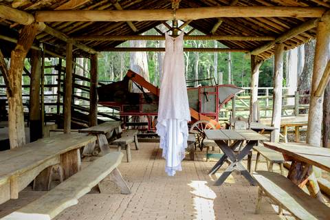 vestido de noiva pendurado casamento de mélani e pedro fazenda engenho piracema minas gerais'