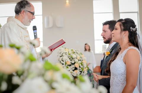 noivos mélani e pedro durante celebração de casamento com o padre na cidade de piracema minas gerais'