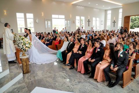 noivos mélani e pedro durante celebração de casamento com o padre na cidade de piracema minas gerais'