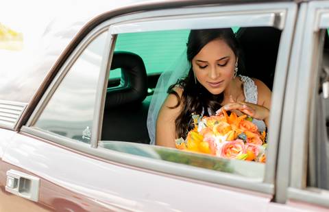 noiva dentro do opala comodoro com o bouquet'
