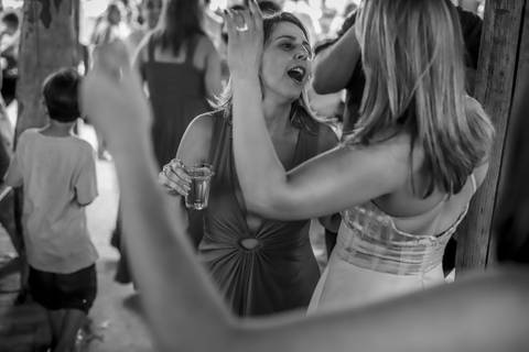 noivos mélani e pedro durante celebração de casamento com o recepção do casamento de mélani e pedro na fazenda engenho em piracema minas gerais , convidadas dançando
'